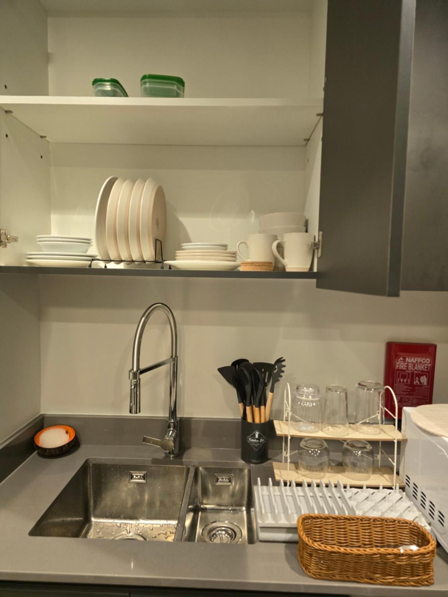 Apartment Shiro Elegant Living