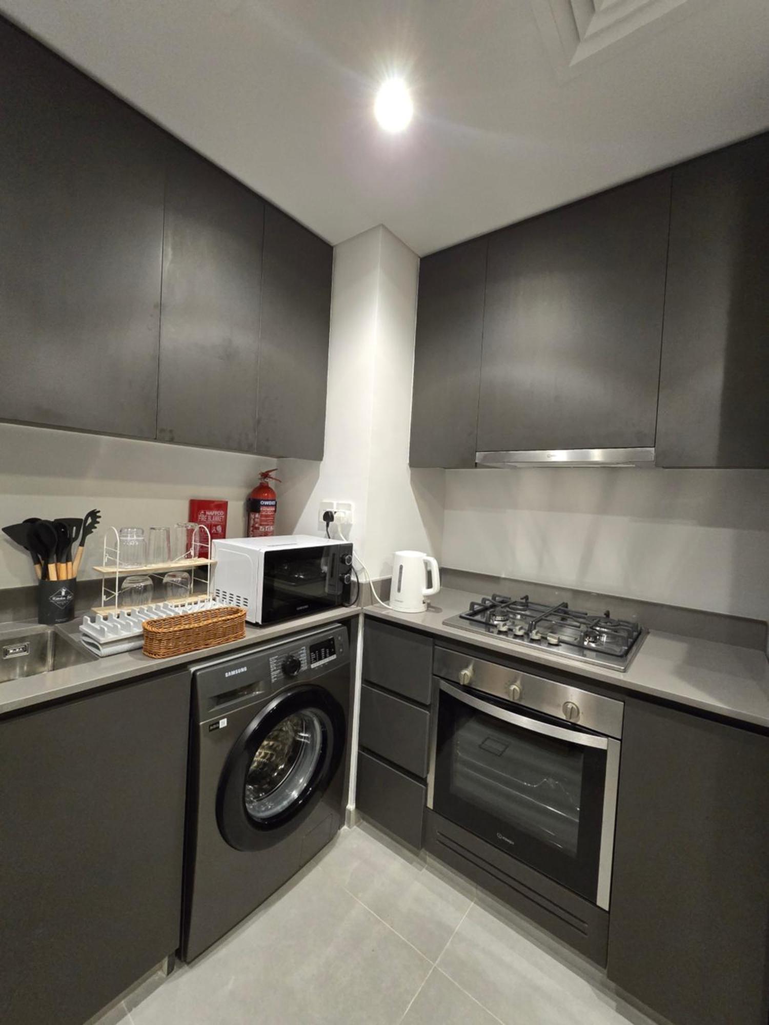 Apartment Shiro Elegant Living