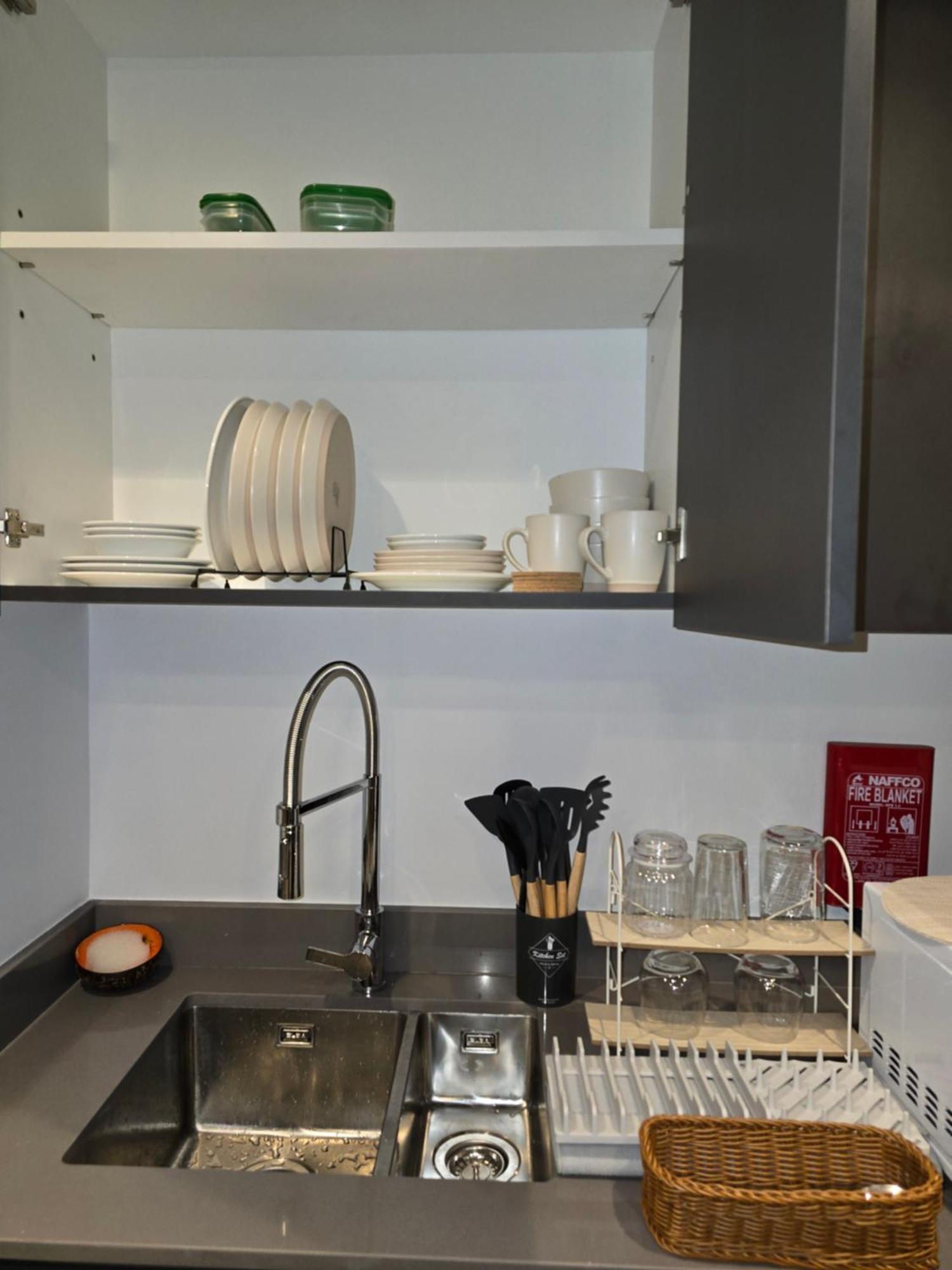 Apartment Shiro Elegant Living